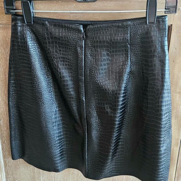 Express Faux Crocodile Black Mini Skirt Size XS (00) NWOT Never Worn Lined - Picture 1 of 14